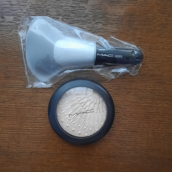 MAC Cosmetics Limited Edition Extra Dimension Skinfinish Firelit Kit-Champagne - Picture 2 of 6